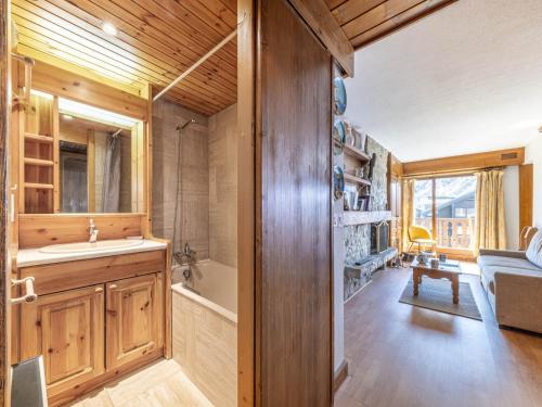 La salle de bains est pourvue d'un lavabo et d'une baignoire. dans l'établissement Appartement de Standing au Centre de Val-d'Isère, Balcon Sud et Proche Pistes - FR-1-694-46, à Val dʼIsère