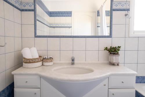 A bathroom at Cozy Sea View House