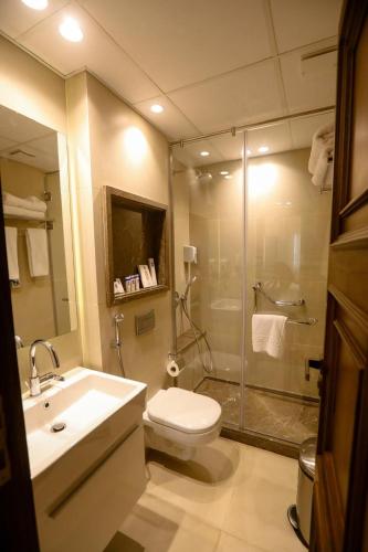 a bathroom with a toilet and a sink and a shower at San Giovanni Stanly Hotel in Alexandria