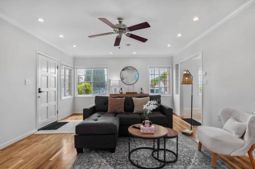 Χώρος καθιστικού στο East SJ Entire 4Br Home Quiet