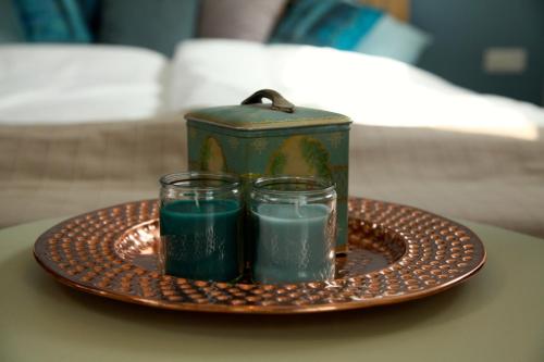 a plate with two glasses and a tin on a table at Kleine Buurt aan de Weide in Lettelbert
