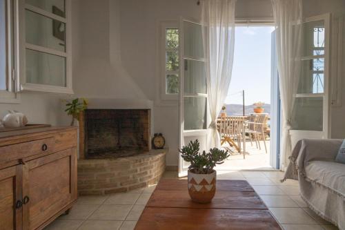 A seating area at Cozy Sea View House