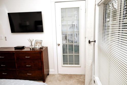 Telewizja i/lub zestaw kina domowego w obiekcie Gorgeous Condo on Golf Course Near Broadway