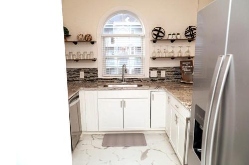 Kuchnia lub aneks kuchenny w obiekcie Gorgeous Condo on Golf Course Near Broadway