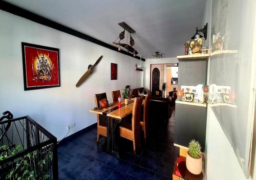 un salon avec une table et une salle à manger dans l'établissement Le 39 Dole Appartement industriel au cœur de Dole, à Dole