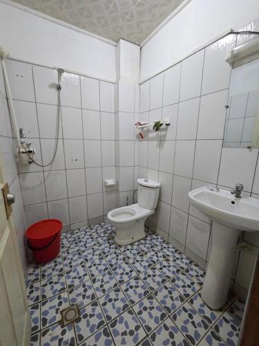 ein Badezimmer mit Toilette und Waschbecken in der Unterkunft Douala séjour in Douala