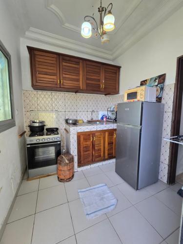 eine Küche mit Kühlschrank und Herd in der Unterkunft Douala séjour in Douala