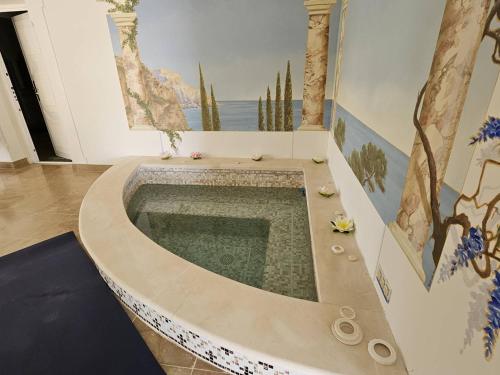 Cette chambre dispose d'une baignoire et d'une piscine. dans l'établissement Villa de Maître 6 Chambres avec Piscine et Jacuzzi - FR-1-768-119, à Roquebrune-sur Argens