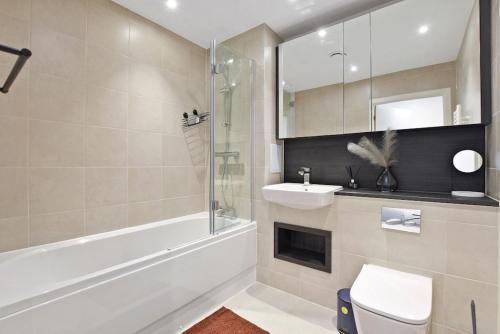 un bagno con wc, lavandino e doccia di Mill Hill 2 Bed Apartment a Mill Hill