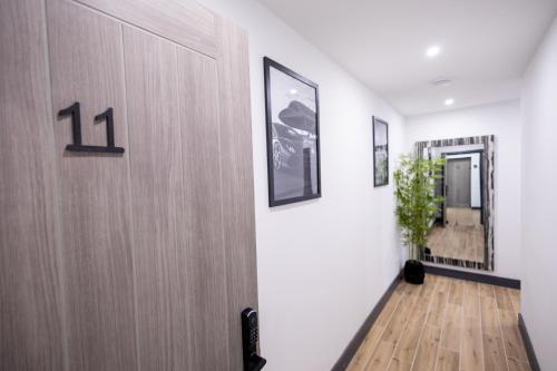 ボアハムウッドにあるBrand-New Top-Floor Flat with Stunning Balcony & Parkingのギャラリーの写真
