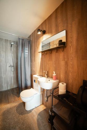 Ένα μπάνιο στο Usma SPA Hotel & Camping