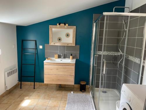 une salle de bain avec un lavabo et une douche dans l'établissement Le Nid Familial, Maison cosy entre terre et mer, à Saint-Germain-de-Tournebut