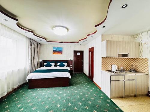 Kuchyň nebo kuchyňský kout v ubytování Kaiser Hotel
