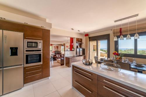 Una cocina o cocineta en Villa Zoe - With 72m Pool