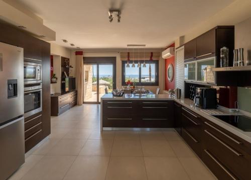 Una cocina o cocineta en Villa Zoe - With 72m Pool