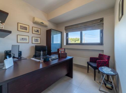 Una televisión o centro de entretenimiento en Villa Zoe - With 72m Pool