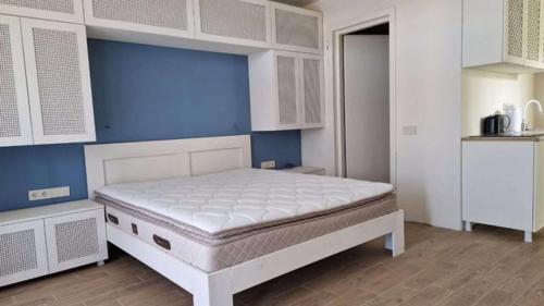 a bedroom with a large bed in a room at Terrace Kapro-one in Itʼkhvisi