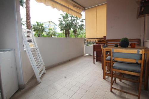 einen Balkon mit einem Tisch, Stühlen und einem Zaun in der Unterkunft Demetra in Montesilvano Marina