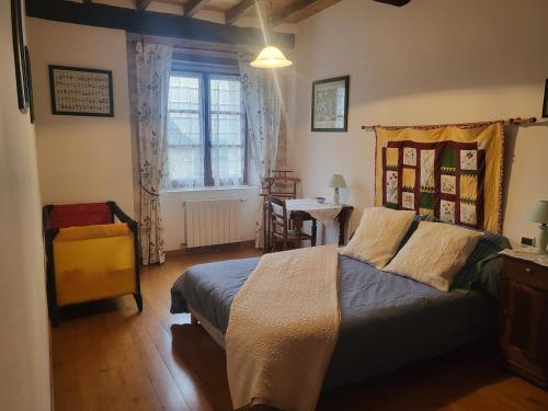 une chambre avec un lit, une table et une fenêtre dans l'établissement Mas Haut, à Loubers