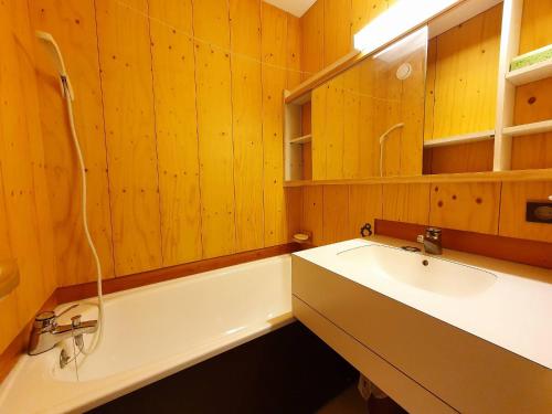 une salle de bain avec une baignoire et un lavabo dans l'établissement Studio divisible 4 pers. - Balcon, Animaux admis, Pied des pistes, Proches commerces - FR-1-353-74, à La Plagne