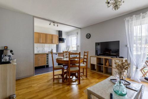 une cuisine et un salon avec une table et des chaises dans l'établissement Le Rep'air vosgien - Proche Stations de Ski, à Gérardmer