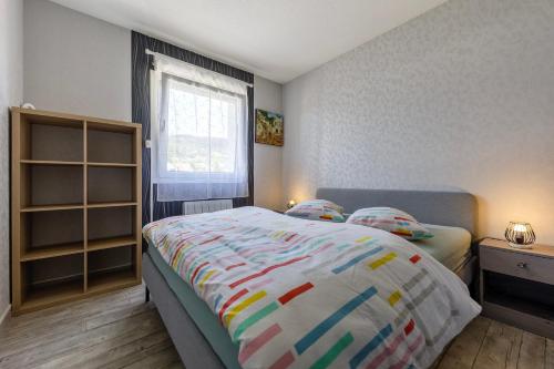 une petite chambre avec un lit et une fenêtre dans l'établissement Le Rep'air vosgien - Proche Stations de Ski, à Gérardmer