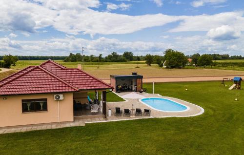 an overhead view of a house with a swimming pool at Stunning Home In Pitomaca With Wifi in Pitomača