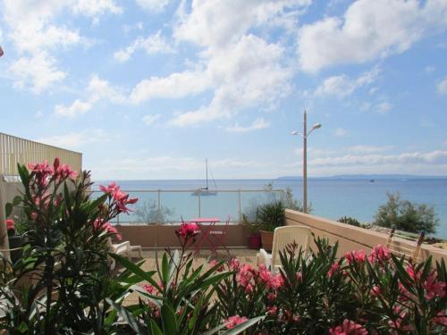 Le Lavandou: Splendide T3 avec terrasse, climatisation, WiFi et parking - FR-1-803-3
