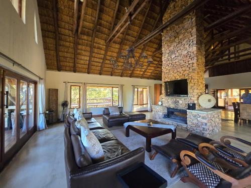 Televisyen dan/atau pusat hiburan di Mingwe Private Game Lodge