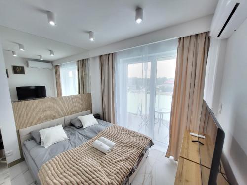 Ένα ή περισσότερα κρεβάτια σε δωμάτιο στο Royal Smart Apartments Cracow