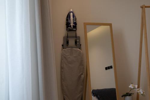 a mirror in a room next to a radiator at Sunshine in Quai