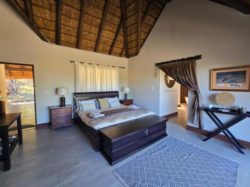 Katil atau katil-katil dalam bilik di Mingwe Private Game Lodge