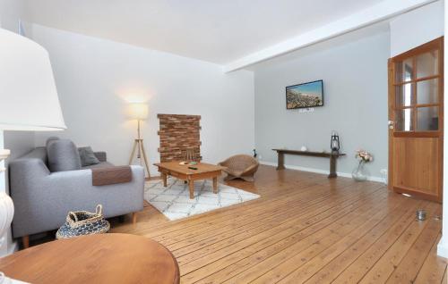 un salon avec un canapé et une table dans l'établissement Authentique Maison Vue Mer, à Saint-Benoît-des-Ondes