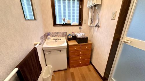a small bathroom with a sink and a mirror at 白山麓の隠れ宿Takeo in Hakusan