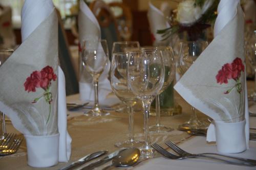 a table with wine glasses and napkins on it at Ratskeller Thum in Thum