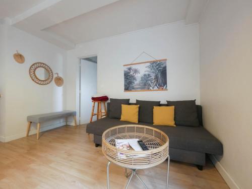 un salon avec un canapé et une table dans l'établissement Le nid de la Canopée, à Montpellier