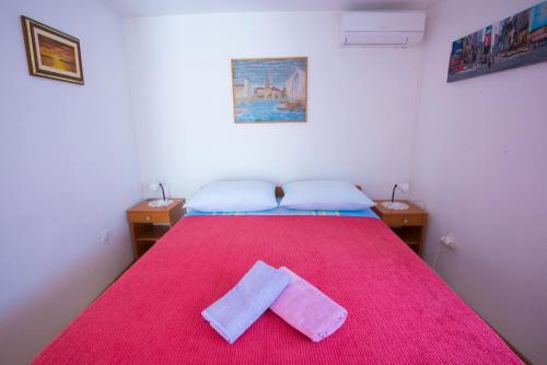 1 dormitorio con 1 cama con 2 toallas en Charming Room with Balcony, en Split