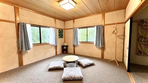 白山市にある白山麓の隠れ宿Takeoのテーブル付きの部屋、一部の窓