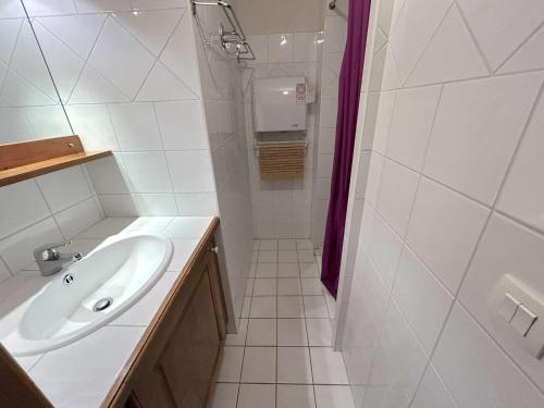 une salle de bain blanche avec un lavabo et une douche dans l'établissement Appartement cosy 2 pièces, 6 pers, Les Saisies, balcon, animaux admis - FR-1-594-99, à Hauteluce