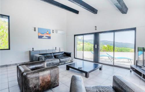 un salon avec des canapés, une table et une télévision dans l'établissement Nice Home In Les Adrets-De-L'estére, à Les Adrets-de-l'Estérel