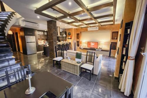 Family-Friendly Beach Getaway with Jacuzzi-Garden-Resort and Mountain Views