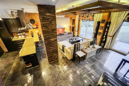 eine Küche und ein Wohnzimmer mit Luftblick in der Unterkunft Family-Friendly Beach Getaway with Jacuzzi-Garden-Resort and Mountain Views in Sharm El Sheikh