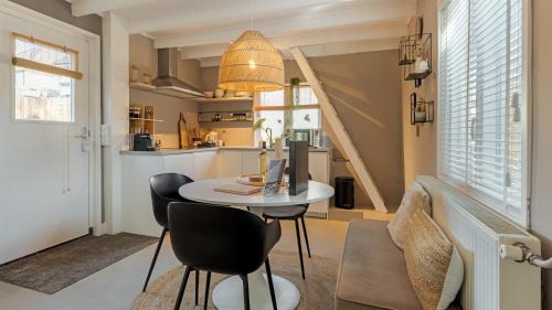 a kitchen and dining room with a table and chairs at Casa de la Pelt in Bergen