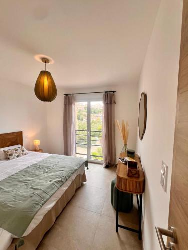 une chambre avec un lit et une grande fenêtre dans l'établissement Appartement CASA VISTA splendide vue sur le Golfe, à Porto-Vecchio