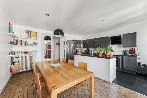 - une cuisine avec une table en bois dans une chambre dans l'établissement Familial appartement 8 personnes by Weekome, à Paris