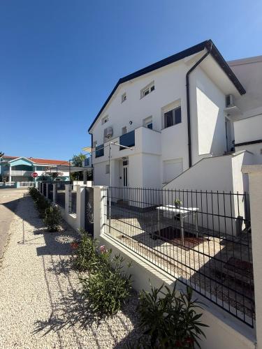 Το κτήριο όπου στεγάζεται  το διαμέρισμα