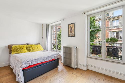 une chambre avec un lit et une fenêtre dans l'établissement Familial appartement 8 personnes by Weekome, à Paris