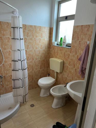 Ένα μπάνιο στο Dibra Home near City Center of Shkodra
