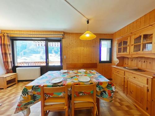 une salle à manger avec une table et deux chaises dans l'établissement Appartement 2 Pièces 4 Pers, Parking, Ski, Grand-Bornand - FR-1-241-241, au Grand-Bornand