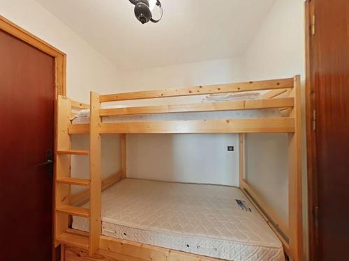 Ce lit superposé se trouve dans un dortoir doté d'un placard. dans l'établissement Studio cabine 5 pers, proche patinoire et pistes, Le Grand-Bornand - FR-1-241-45, au Grand-Bornand